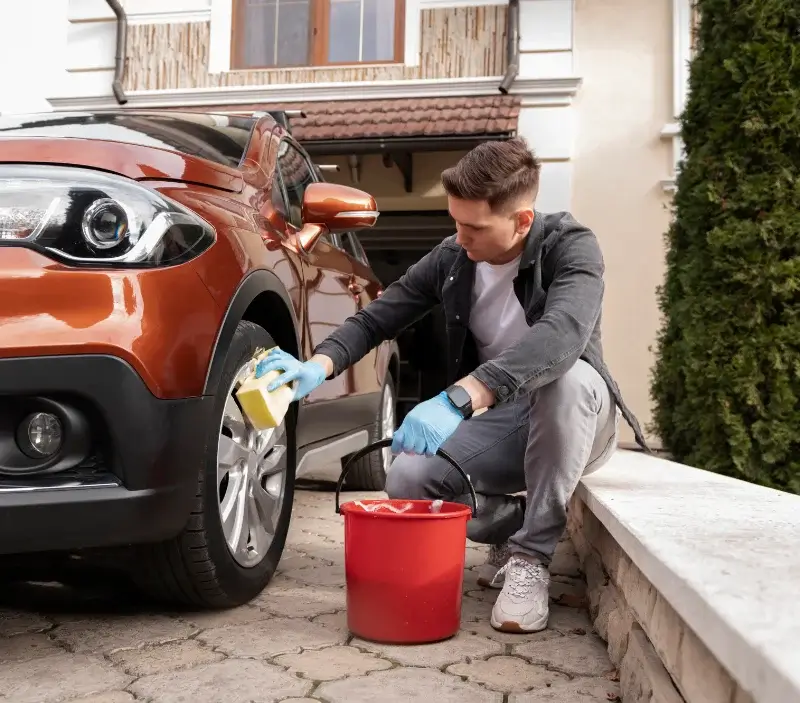 Lavage auto à domicile Le Bosc : professionnel intervenant sur un véhicule